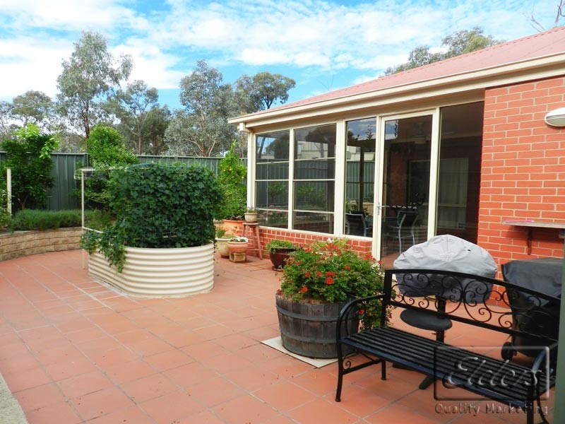 33 Cousins Street, Strathdale VIC 3550