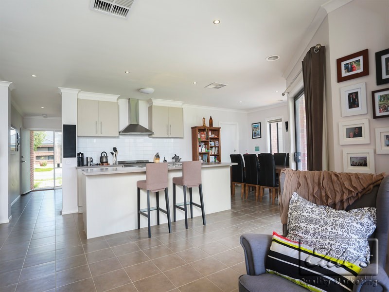 6 Arinya Close, Ascot VIC 3551