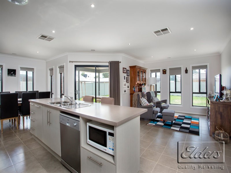6 Arinya Close, Ascot VIC 3551