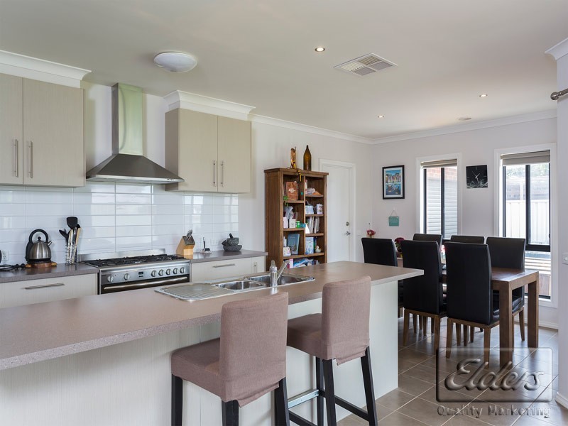 6 Arinya Close, Ascot VIC 3551
