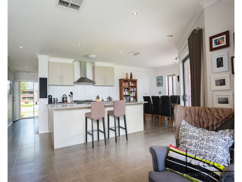 6 Arinya Close, Ascot VIC 3551