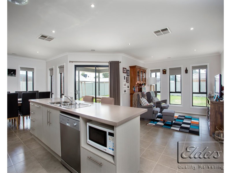 6 Arinya Close, Ascot VIC 3551