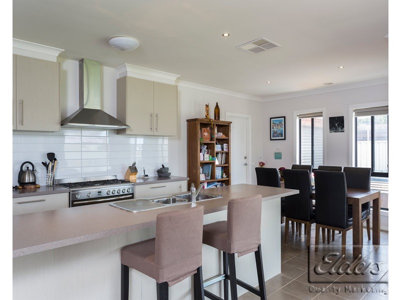 6 Arinya Close, Ascot VIC 3551