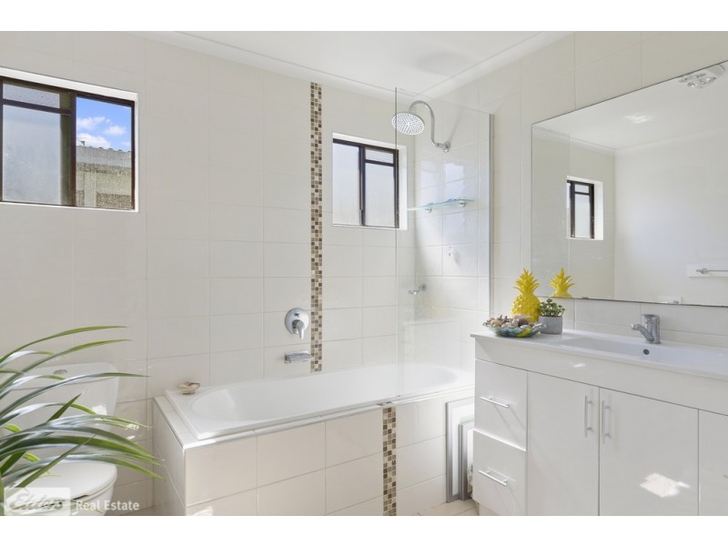8A Roma Street, Scarborough QLD 4020