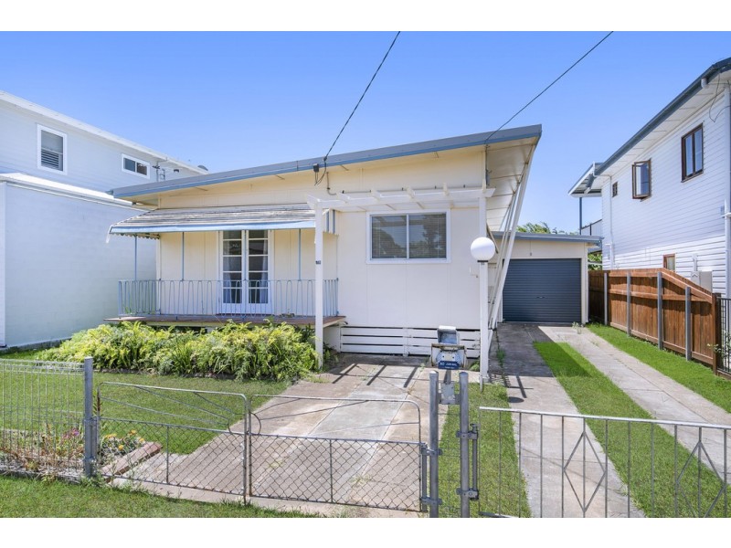 8 Bramble Street, Woody Point QLD 4019