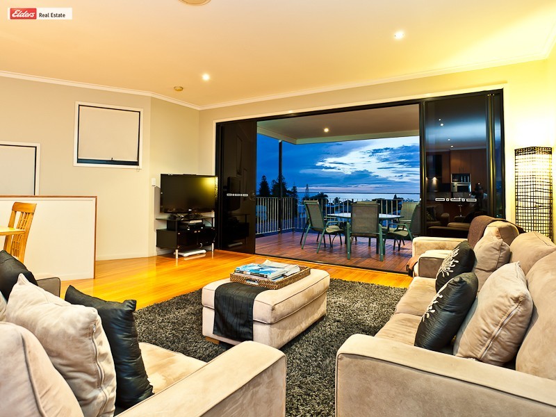 4a Fourth Ave, Scarborough QLD 4020