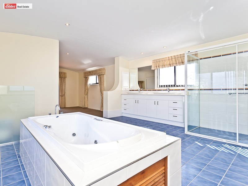 10 Gayundah Esplanade, Woody Point QLD 4019