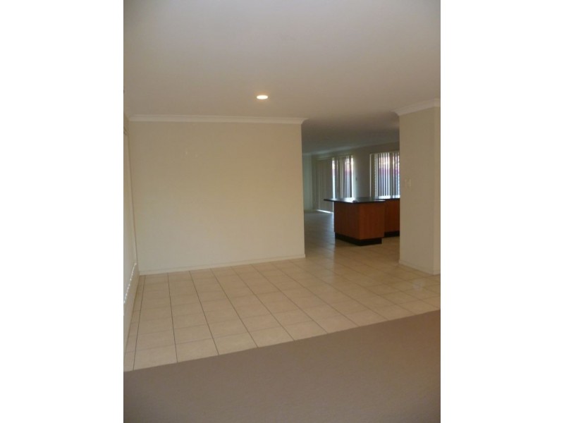 6 Whitfield Crescent, North Lakes QLD 4509
