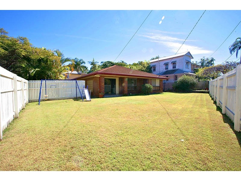 17 Palm Ave, Sandgate QLD 4017
