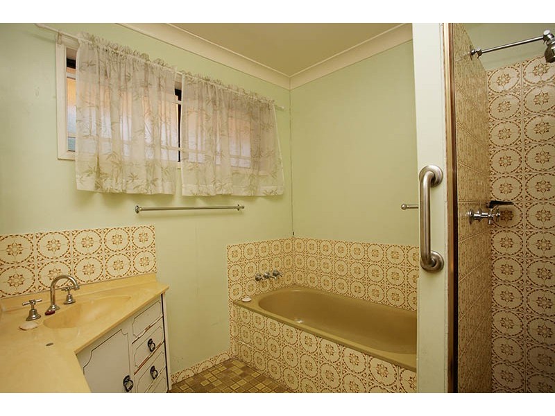 17 Palm Ave, Sandgate QLD 4017