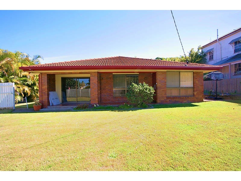 17 Palm Ave, Sandgate QLD 4017