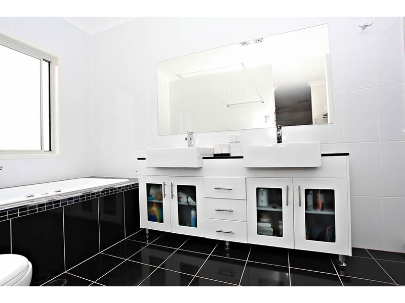 8 Shearers Close, Ferny Hills QLD 4055