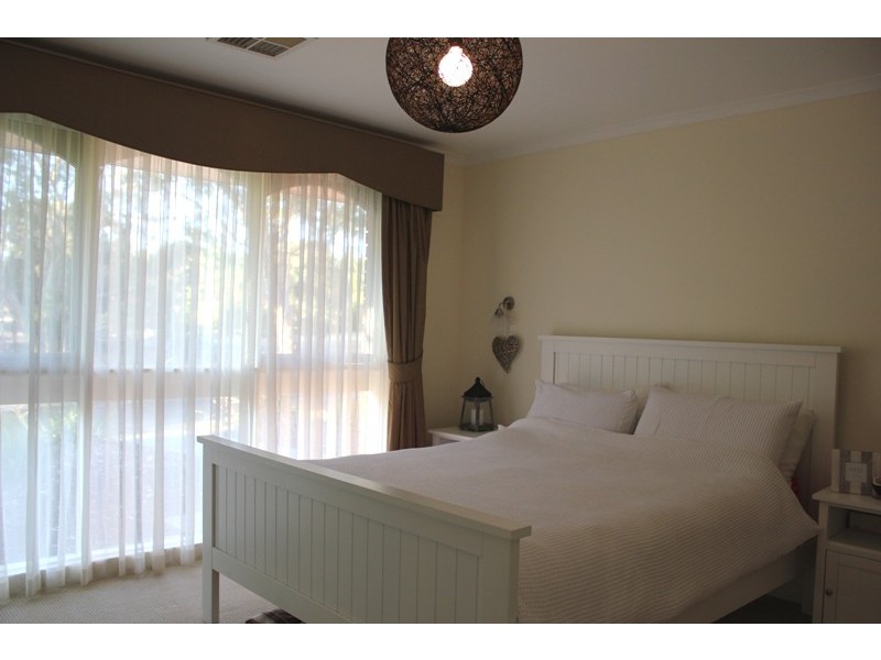 2 Birkdale Close, Fairview Park SA 5126