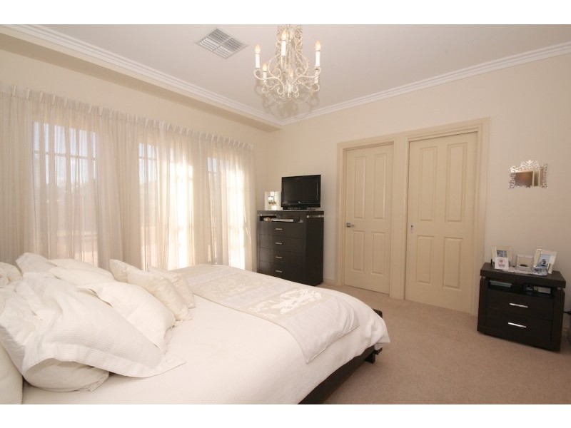 35 Rochester Drive, Salisbury Heights SA 5109