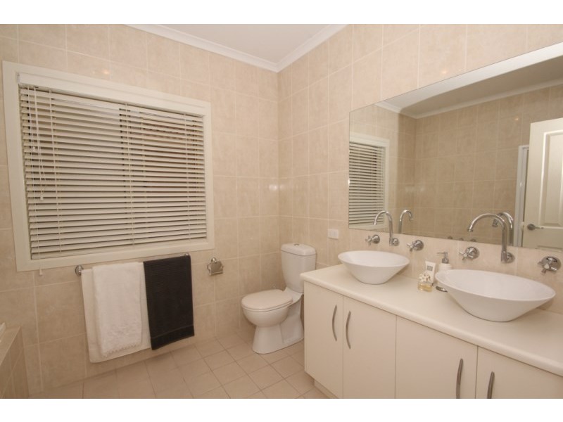 2/4 Baudin Avenue, Fairview Park SA 5126