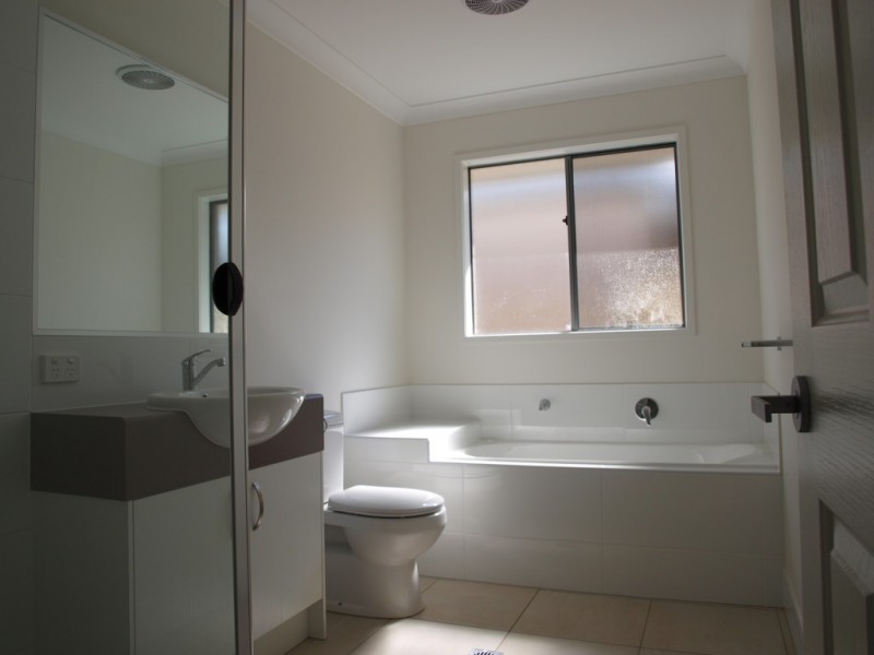 8 Carron Court, Brassall QLD 4305