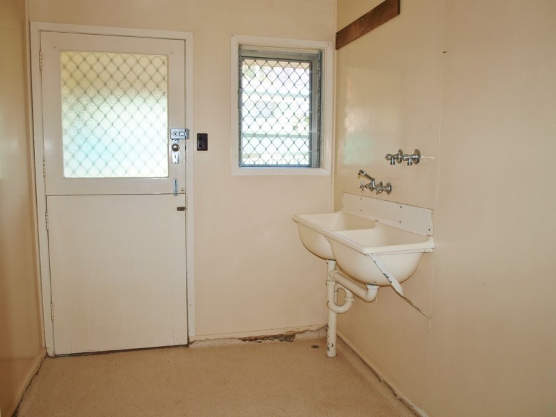 1 POOLE STREET, Leichhardt QLD 4305