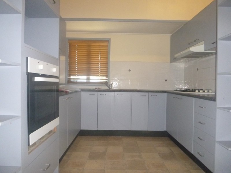 8 RUSSELL STREET, Silkstone QLD 4304