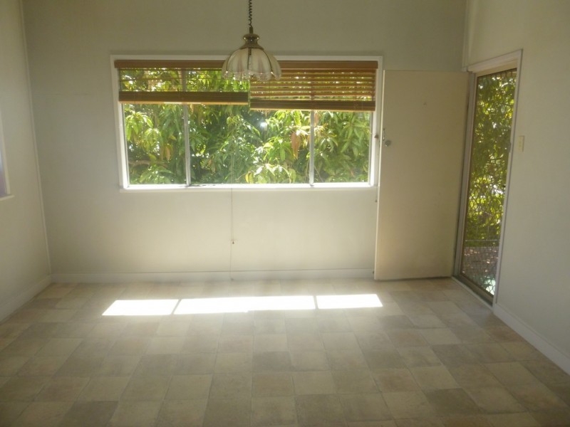 8 RUSSELL STREET, Silkstone QLD 4304