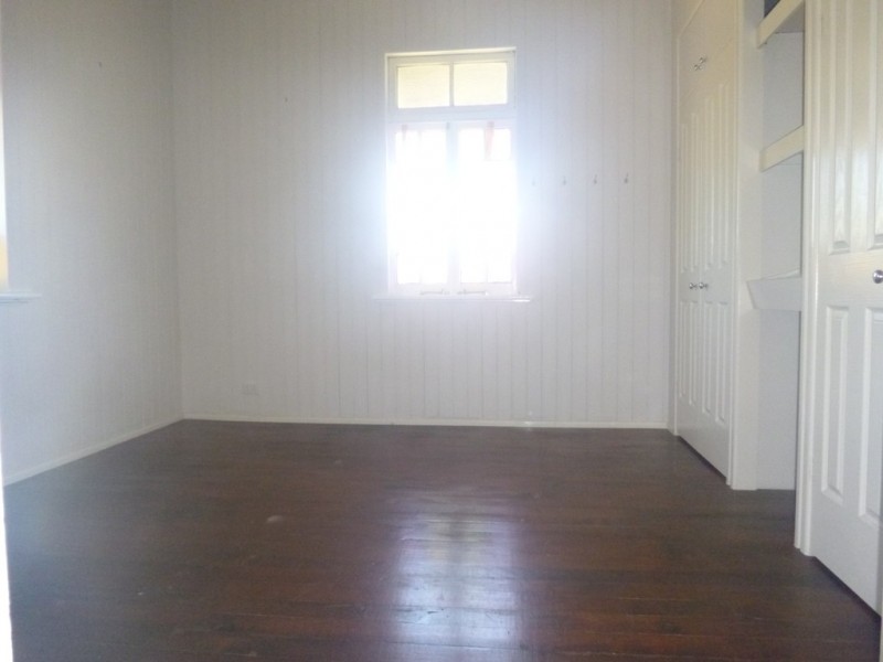 8 RUSSELL STREET, Silkstone QLD 4304