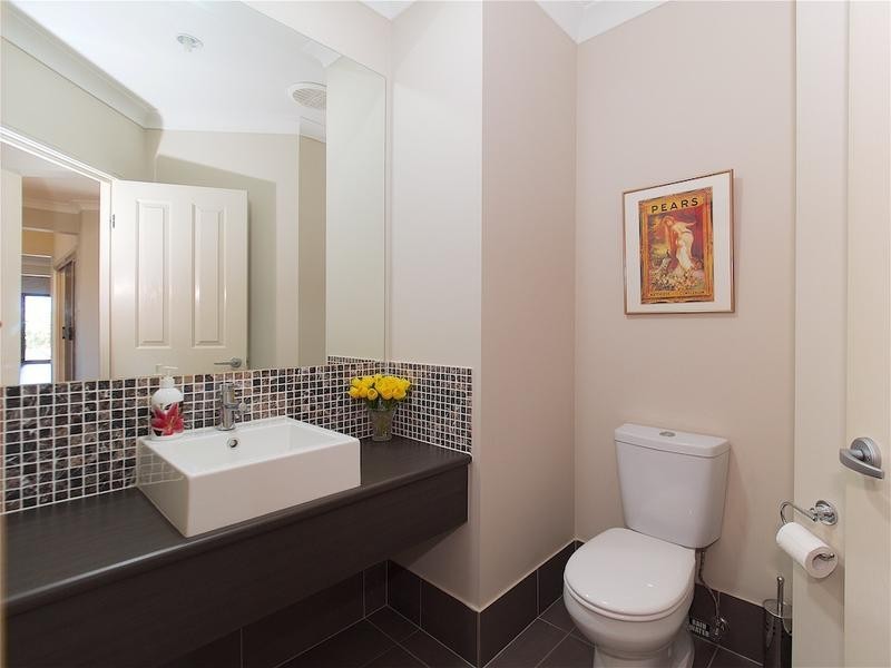 8 EMERSON CRESCENT, Brassall QLD 4305