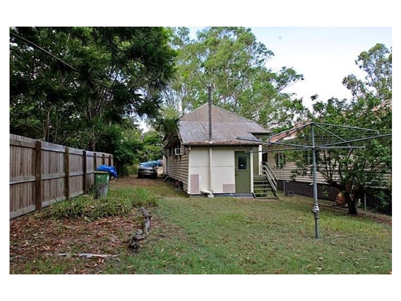 17 STATION ROAD, Riverview QLD 4303