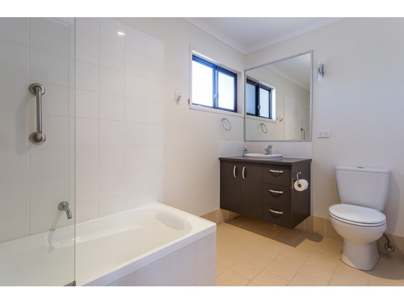 2/52 Golden Crest Pl, Bellbowrie QLD 4070
