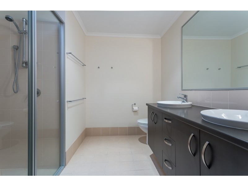 2/52 Golden Crest Pl, Bellbowrie QLD 4070