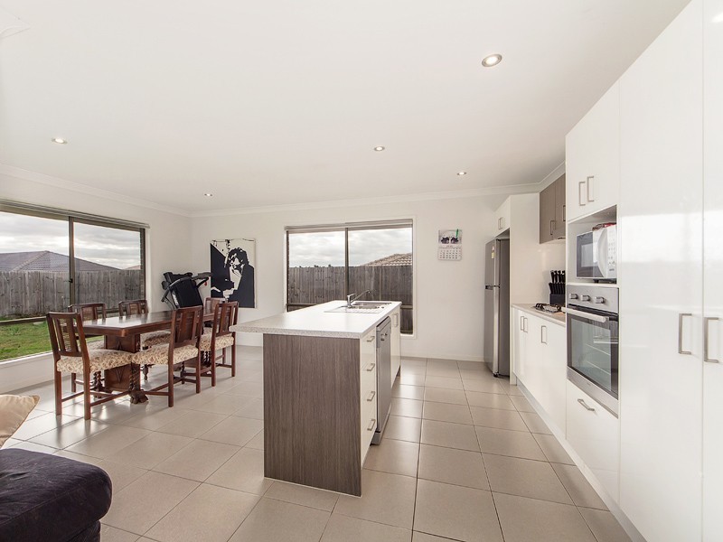 24 Peregrine Dr, Lowood QLD 4311