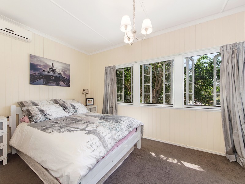 11 Roberts St, North Ipswich QLD 4305