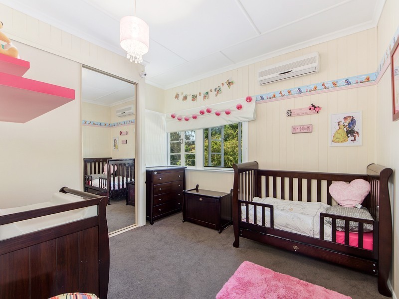 11 Roberts St, North Ipswich QLD 4305