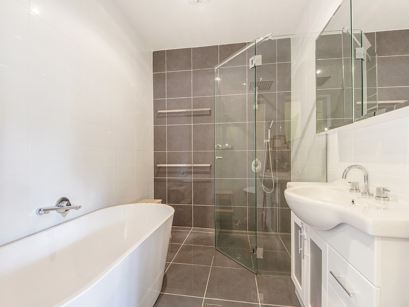 11 Roberts St, North Ipswich QLD 4305