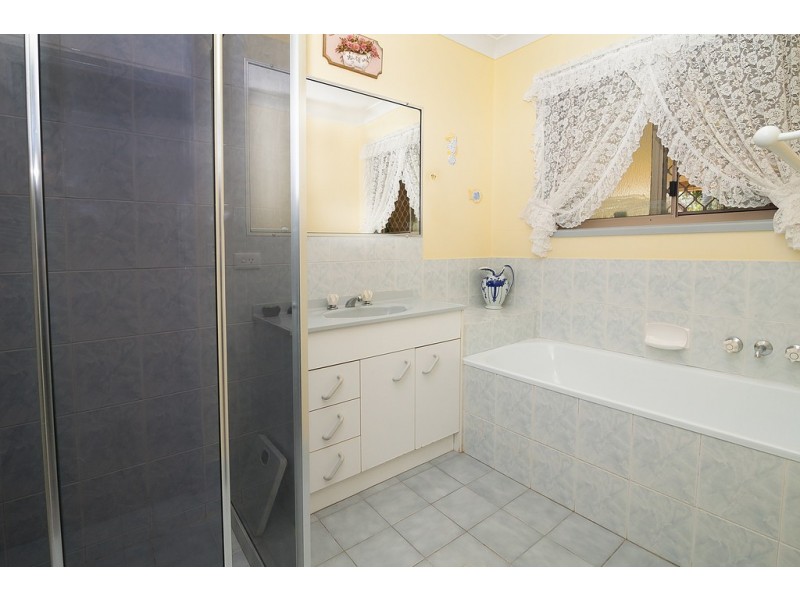 3 Flame Tree Crt, Walloon QLD 4306