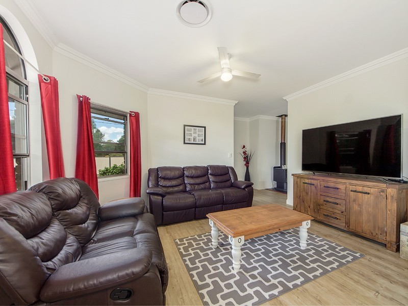 1 Honeysuckle Ct, Walloon QLD 4306
