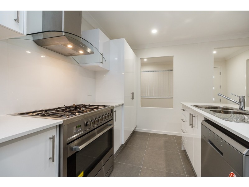 14 John st, Walloon QLD 4306