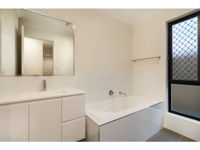 14 John st, Walloon QLD 4306