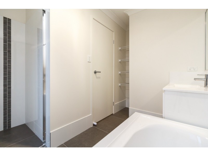 14 John st, Walloon QLD 4306