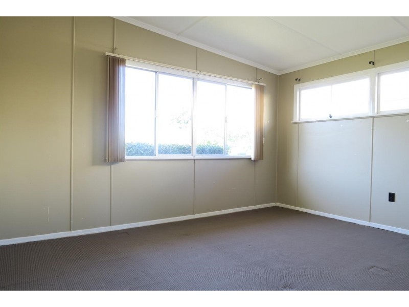 11 Gomer St, Booval QLD 4304