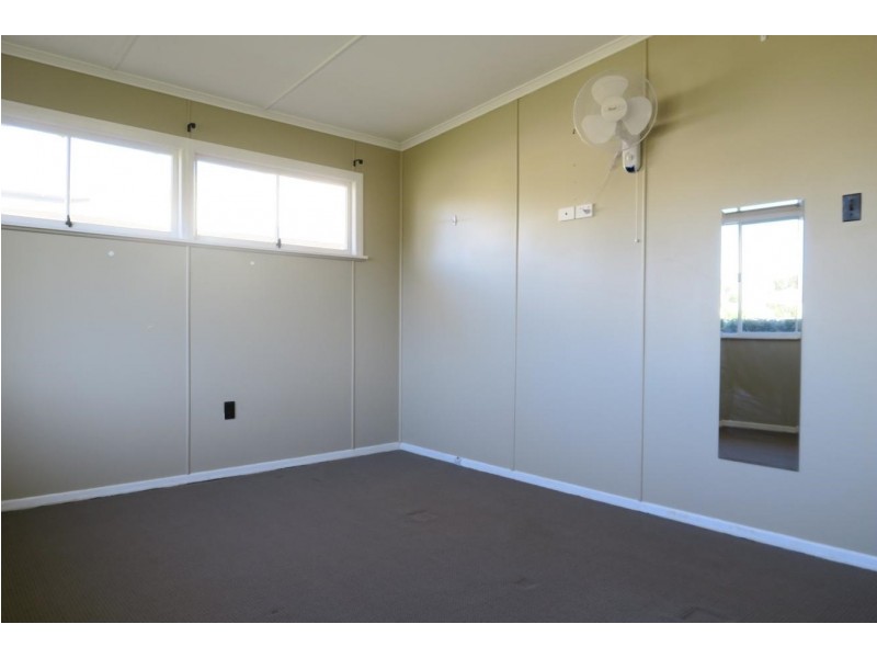 11 Gomer St, Booval QLD 4304