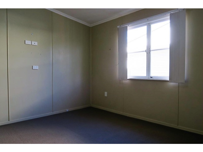 11 Gomer St, Booval QLD 4304