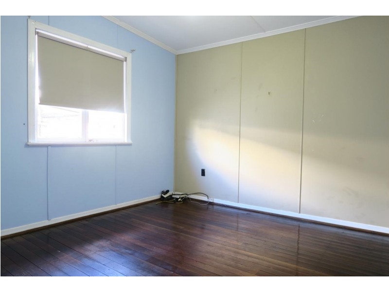 11 Gomer St, Booval QLD 4304