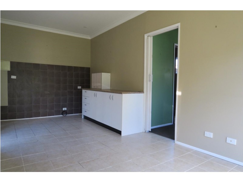 11 Gomer St, Booval QLD 4304