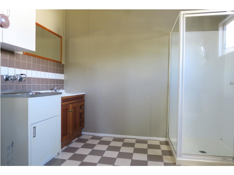 11 Gomer St, Booval QLD 4304