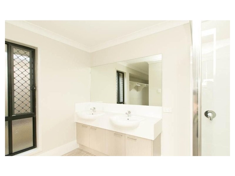 20 John  Street, Walloon QLD 4306