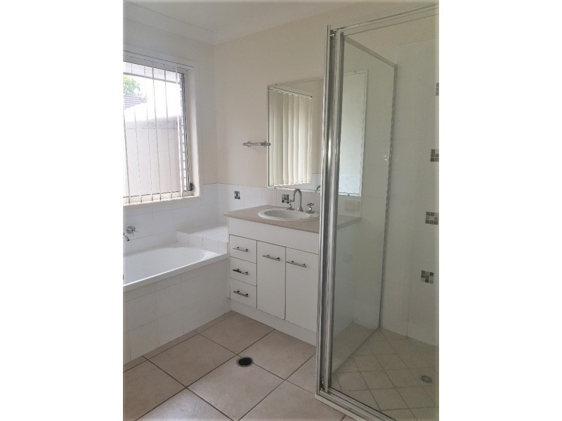 12 Salubris Place, Moggill QLD 4070