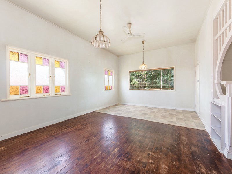 8 Russell St, Silkstone QLD 4304