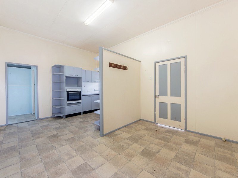 8 Russell St, Silkstone QLD 4304