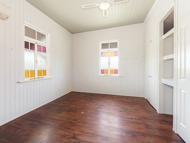 8 Russell St, Silkstone QLD 4304