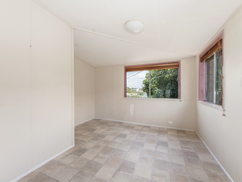 8 Russell St, Silkstone QLD 4304