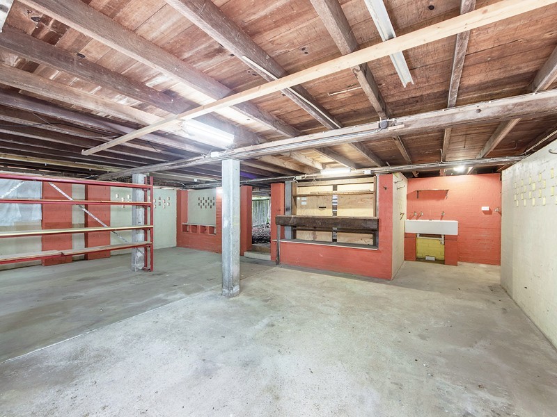 8 Russell St, Silkstone QLD 4304